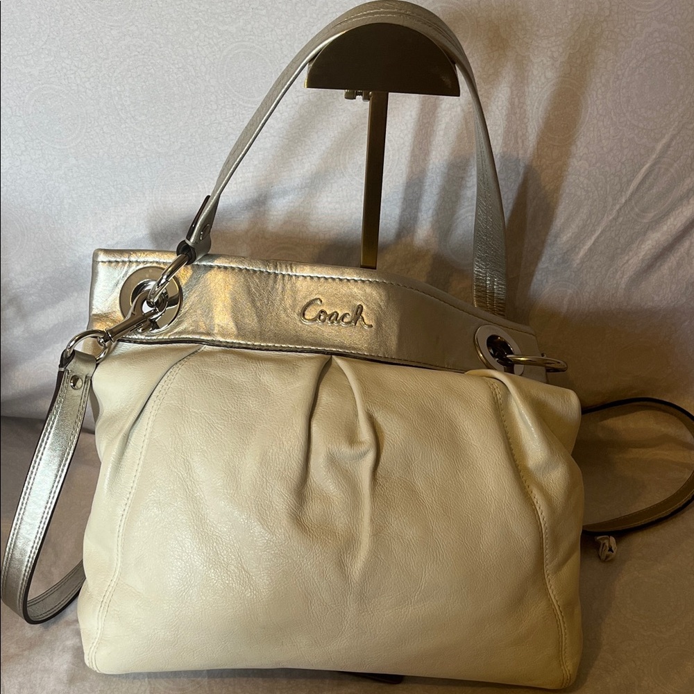 Coach Women's Shoulder Bag in Cream and Silver